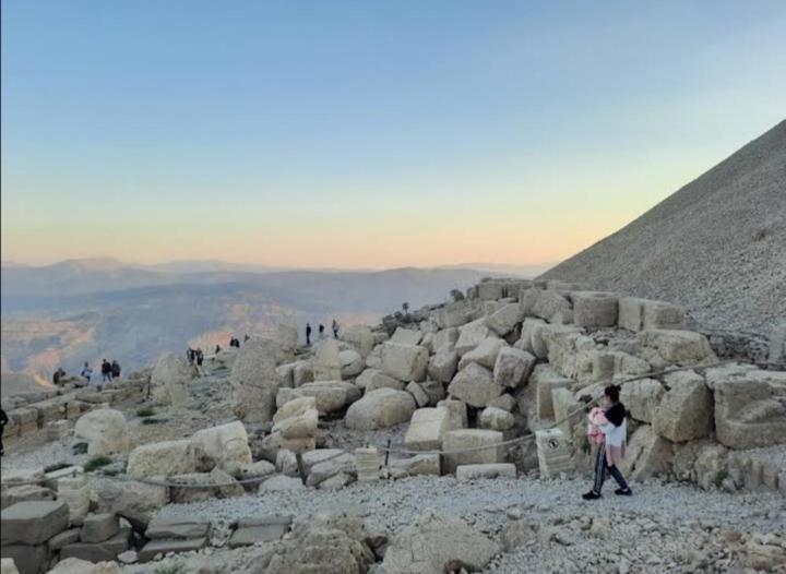 Nemrut Dagi Isik Pansi̇On Motell Karadut  Exteriör bild