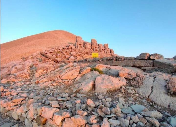 Nemrut Dagi Isik Pansi̇On Motell Karadut  Exteriör bild