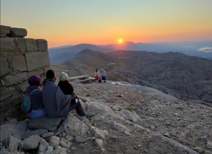 Nemrut Dagi Isik Pansi̇On Motell Karadut  Exteriör bild