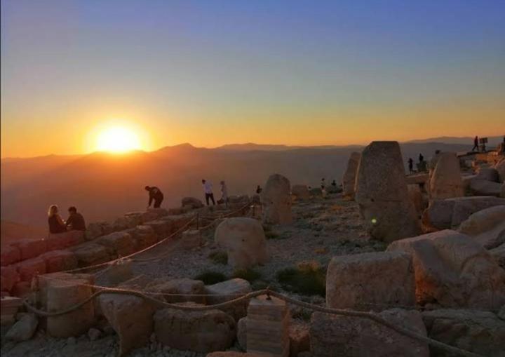 Nemrut Dagi Isik Pansi̇On Motell Karadut  Exteriör bild