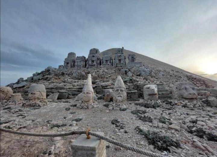 Nemrut Dagi Isik Pansi̇On Motell Karadut  Exteriör bild