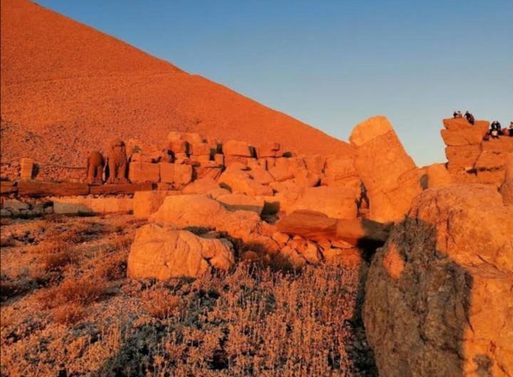 Nemrut Dagi Isik Pansi̇On Motell Karadut  Exteriör bild
