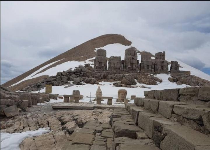 Nemrut Dagi Isik Pansi̇On Motell Karadut  Exteriör bild