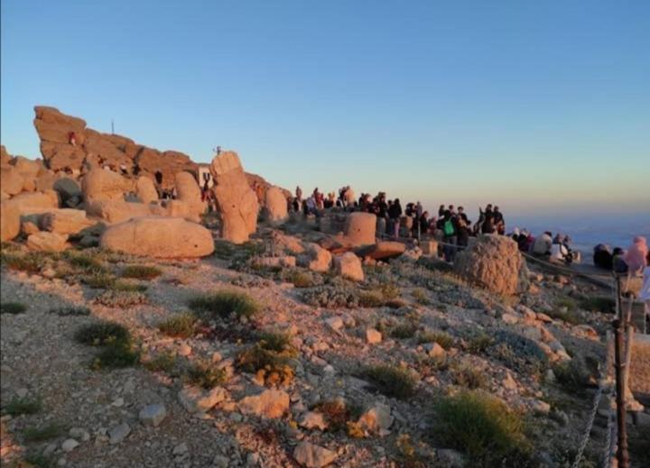 Nemrut Dagi Isik Pansi̇On Motell Karadut  Exteriör bild