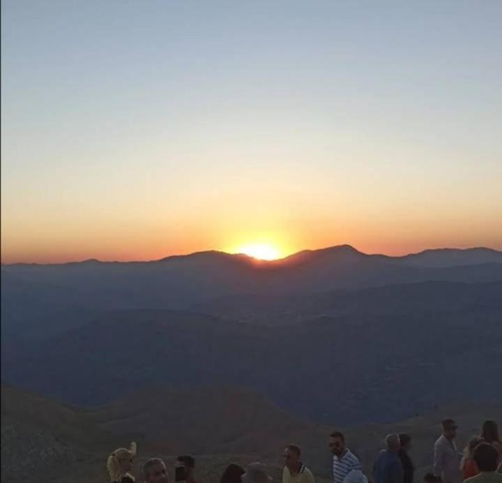 Nemrut Dagi Isik Pansi̇On Motell Karadut  Exteriör bild